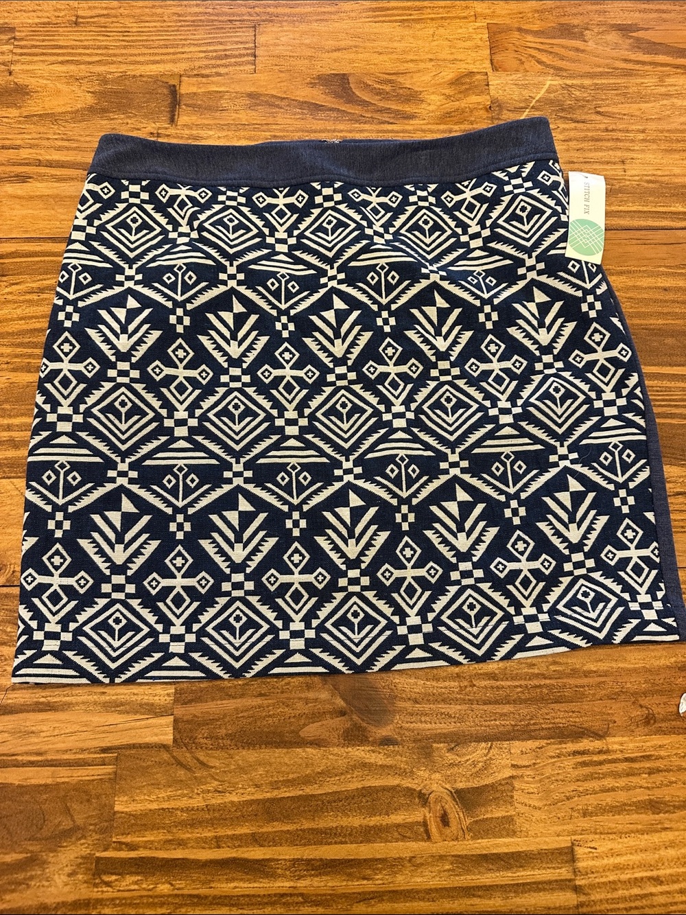 Pixley Women's Tenille Navy Blue and White Aztec Print Mini Skirt
Size Large